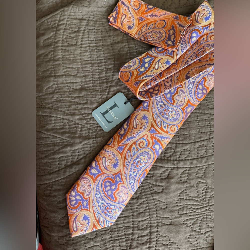 Landisun 100% silk tie and matching pocket square NWT
